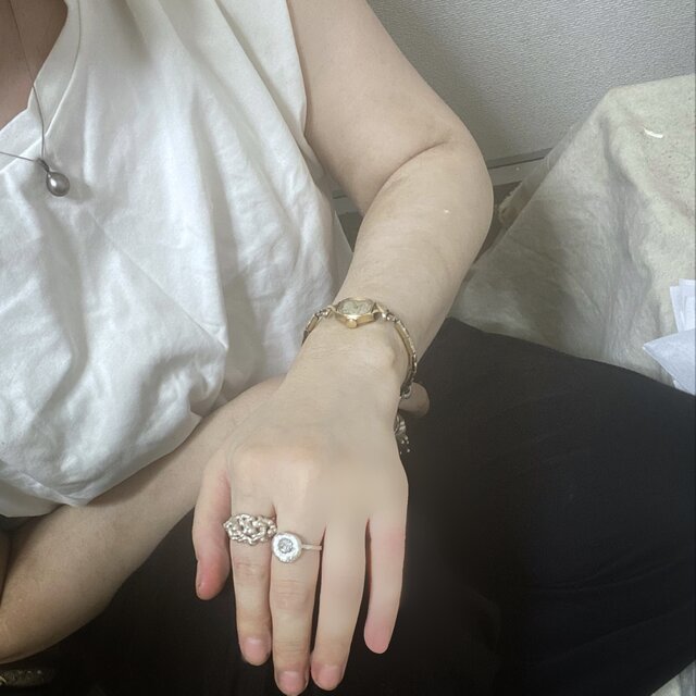 いびつな指飾り