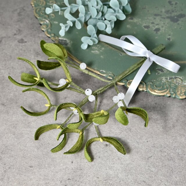 布花 天然石と飾れるヤドリギのスワッグ。ヨーロッパタイプ。天然石