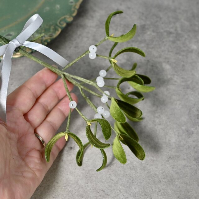 布花 天然石と飾れるヤドリギのスワッグ。ヨーロッパタイプ。天然石