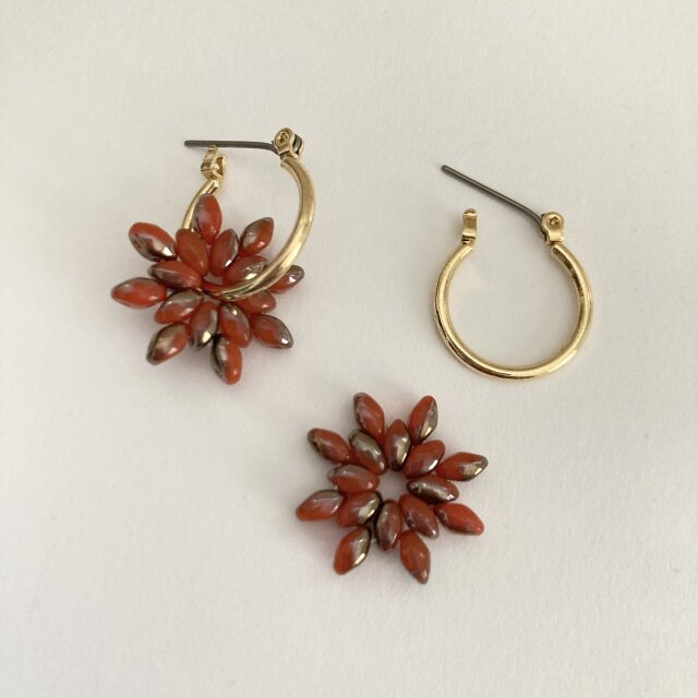 【オレンジ×ブロンズ】チェコガラス製オーナメントチャームの2wayフープピアス