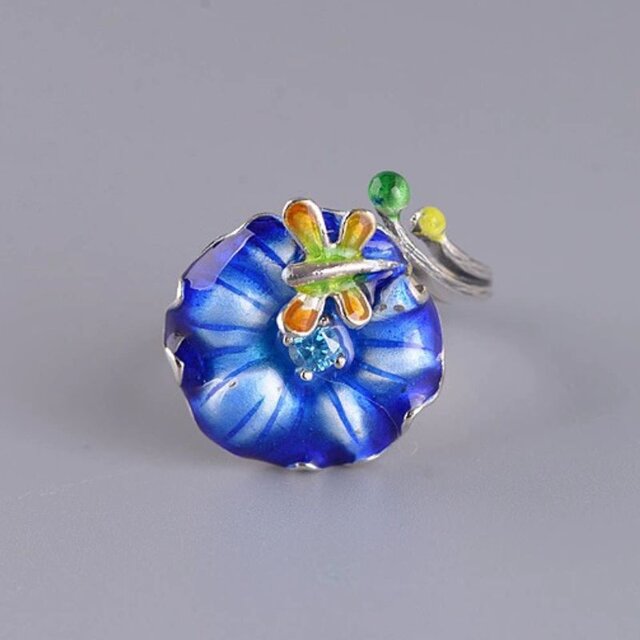 蓮の葉とトンボのリング - 自然の美しさをそのまま切り取った　R432 蓮の葉とトンボのリング - 自然の美しさをそのまま切り取った