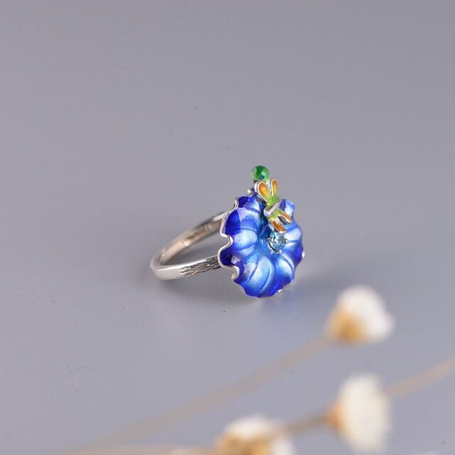 蓮の葉とトンボのリング - 自然の美しさをそのまま切り取った R432