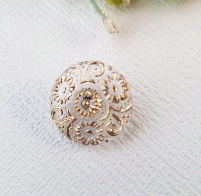 チェコガラスボタンピアス フラワーモチーフ×ゴールド 大人可愛い