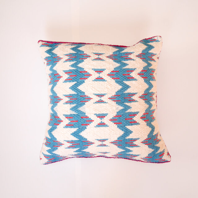 手織りの水色の鳥模様のクッションカバー　44cm×45cm