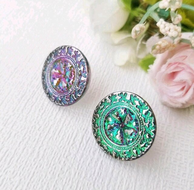 エメラルドグリーンの輝き ✧ チェコガラスボタンピアス | iichi 日々