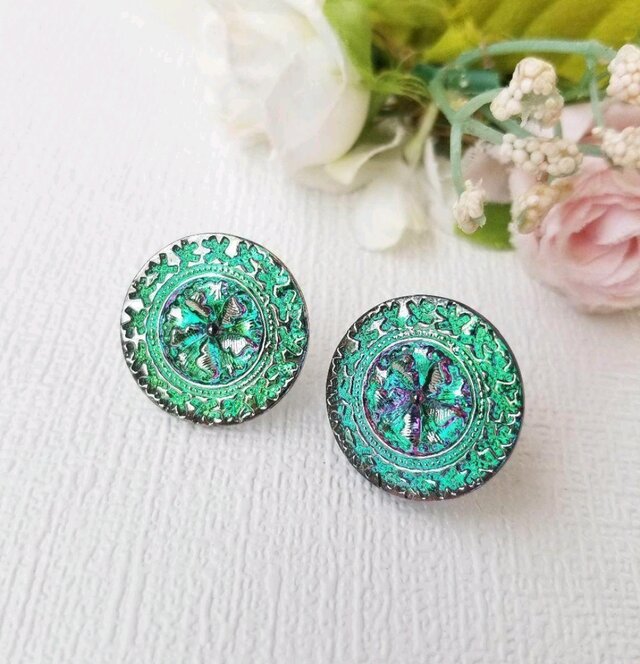 エメラルドグリーンの輝き ✧ チェコガラスボタンピアス | iichi 日々