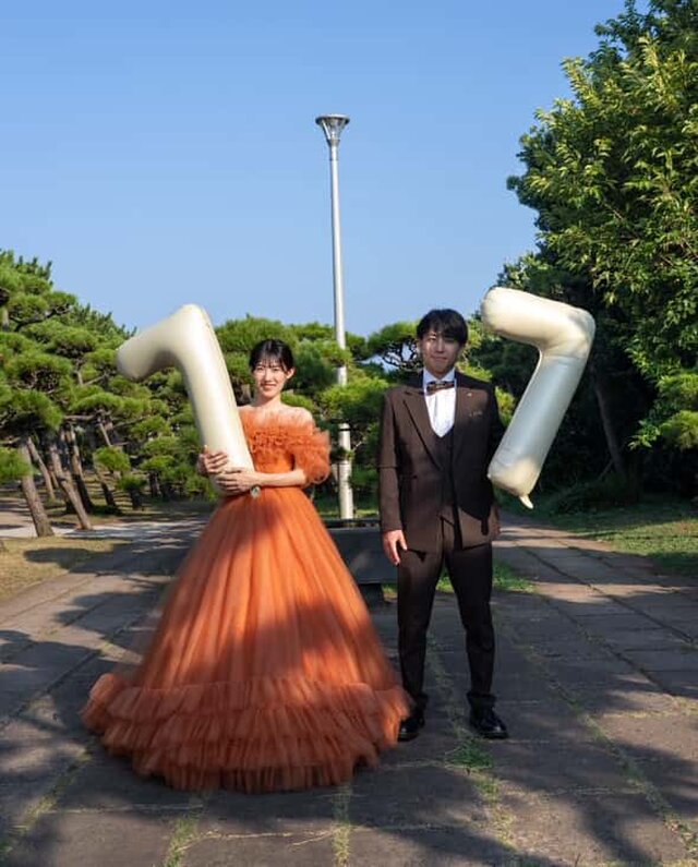 実例写真！カラードレス オレンジ 取り外しオフショルダー フリル袖