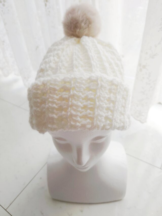 ニット帽 白 ホワイト ふわふわ ポンポン ファー 手編み 編み物 編み