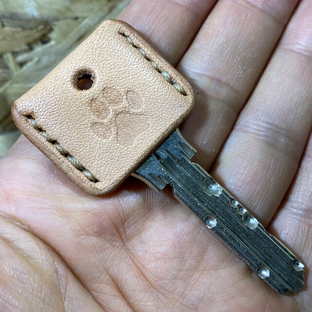 大きい肉球刻印のキーカバー サドルナチュラル