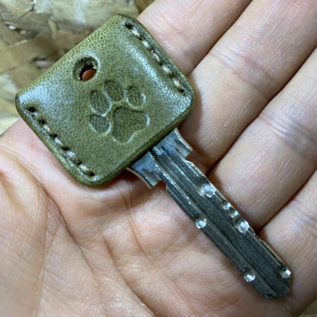 大きい肉球刻印のキーカバー オリーブ×ベージュ