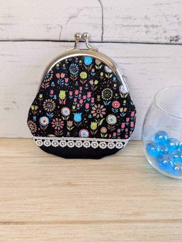 小さな花々が華やかな黒の手のひらがま口