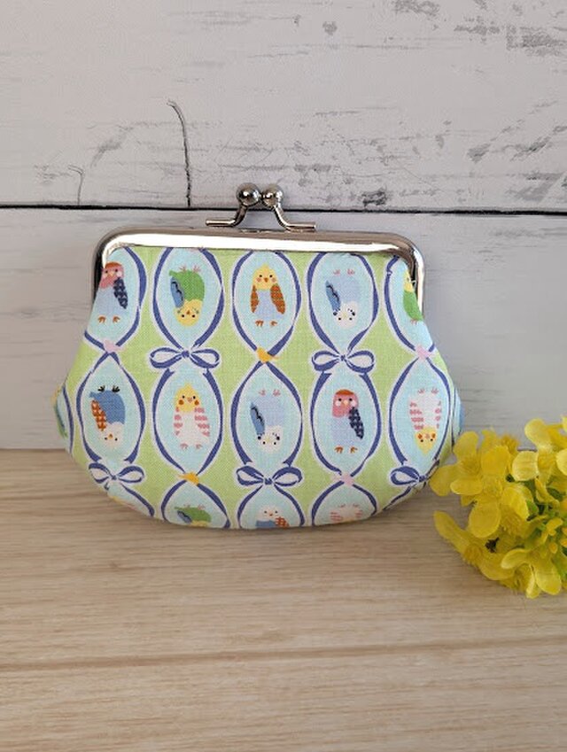 たくさんのインコさんたちの手のひらより大きなぷっくりがま口