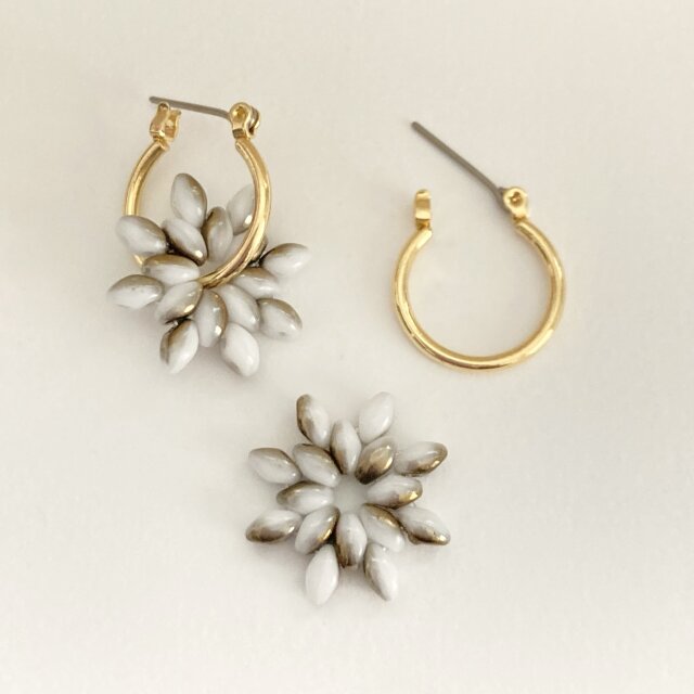 【グレーホワイト×ブロンズ】チェコガラス製オーナメントチャームの2wayフープピアス