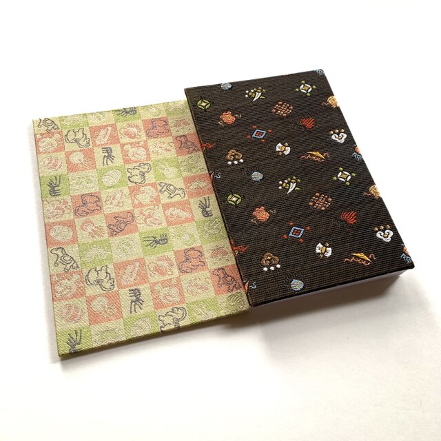 宝駒 茶』 正絹織物御朱印帳 B6大判サイズ 馬 格子 宝尽くし 吉祥文