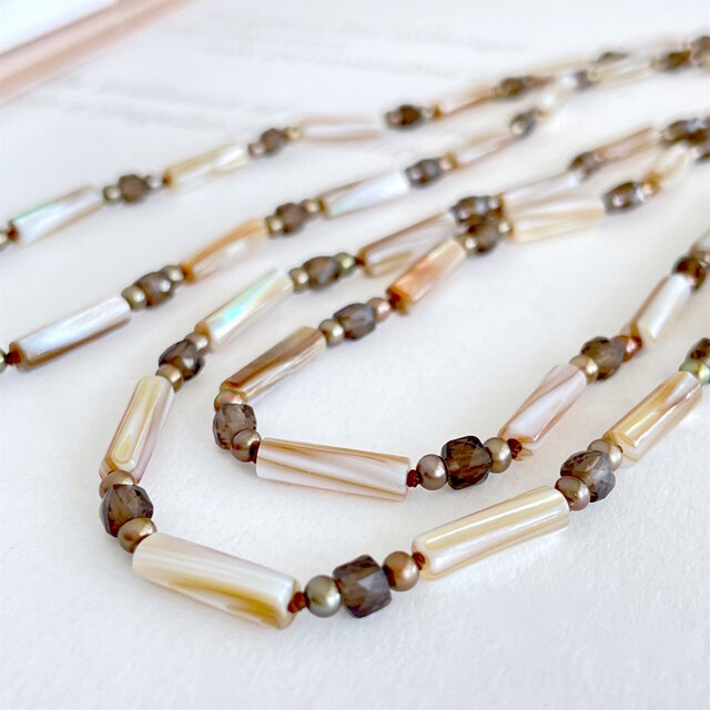 スモーキークォーツ・ベビーパール・マザーオブパールを組み合わせた