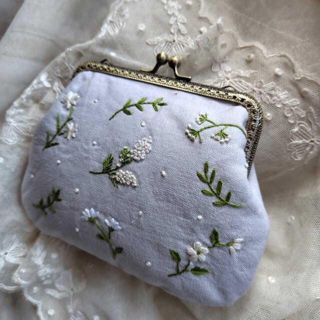 【 Takako様 】お花の刺繍がま口＊がま口ポーチ　ハンドメイド がま口ポーチ 手刺繍花柄ハンドメイド - メルカリ