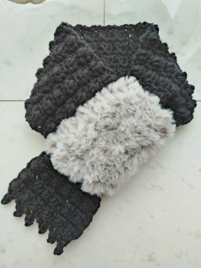 マフラー 黒 ブラック 薄いグレー ファー 模様 柄 ショートマフラー 手編み 編み物 編み