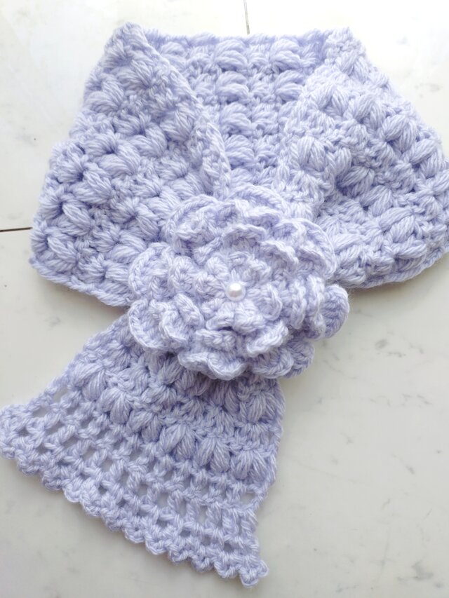 【今年の新作】マフラー コサージュ お花 ショートマフラー パープル 薄い紫 パール 手編み 編み物 編み