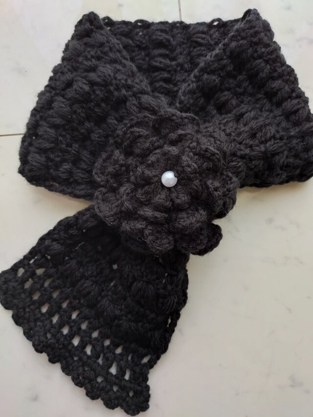 【今年の新作】マフラー お花 コサージュ ショートマフラー ループマフラー 黒 ブラック パール 手編み 編み物 編み