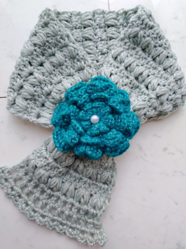 【今年の新作】マフラー お花 コサージュ ラメグリーン ショートマフラー ループマフラー パール 手編み 編み物 編み