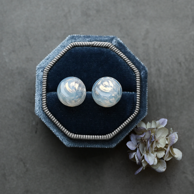 ヴィンテージオパールガラスのピアス／イヤリング［ミルキームーン］　pag064