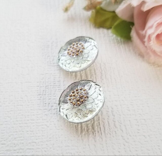 チェコガラスクリア　シャンデリアゴールドフープ☞ハンドメイド ピアス イヤリング 透明感と輝き】チェコガラスボタンの花模様ピアス｜クリア×シルバー