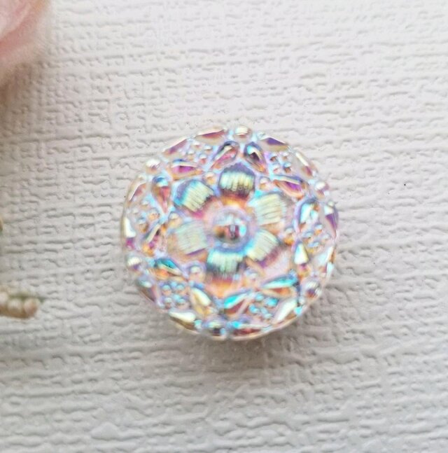 オーロラ輝きのチェコガラスボタン 和装 洋装アクセサリー 帯留め