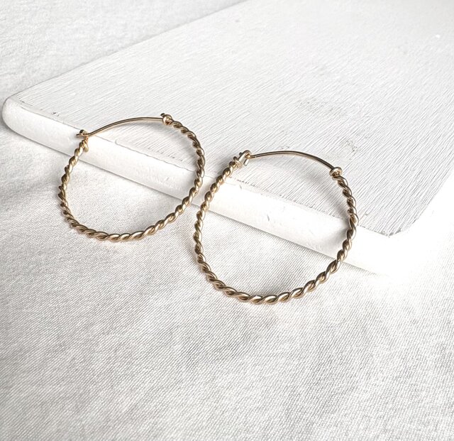 14kgf Seemless twist 30 キャッチレス フープピアス | iichi