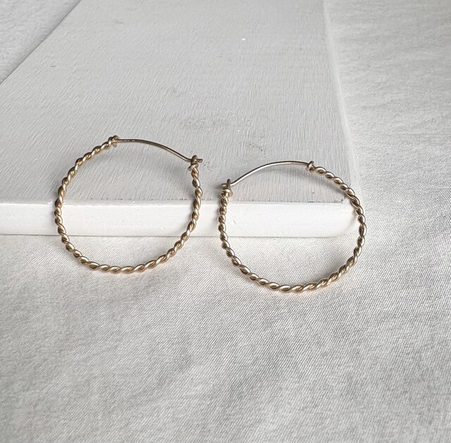 14kgf Seemless twist 30 キャッチレス フープピアス | iichi 日々の