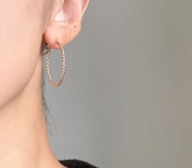 14kgf Seemless twist 30 キャッチレス フープピアス | iichi 日々の