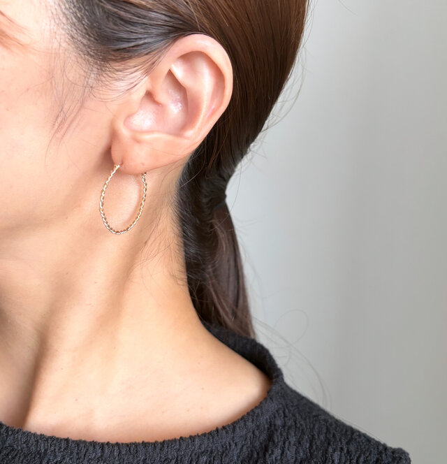 14kgf Seemless twist 30 キャッチレス フープピアス | iichi