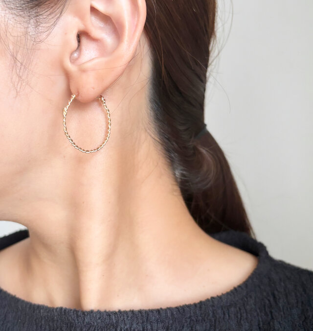14kgf Seemless twist 30 キャッチレス フープピアス | iichi 日々の