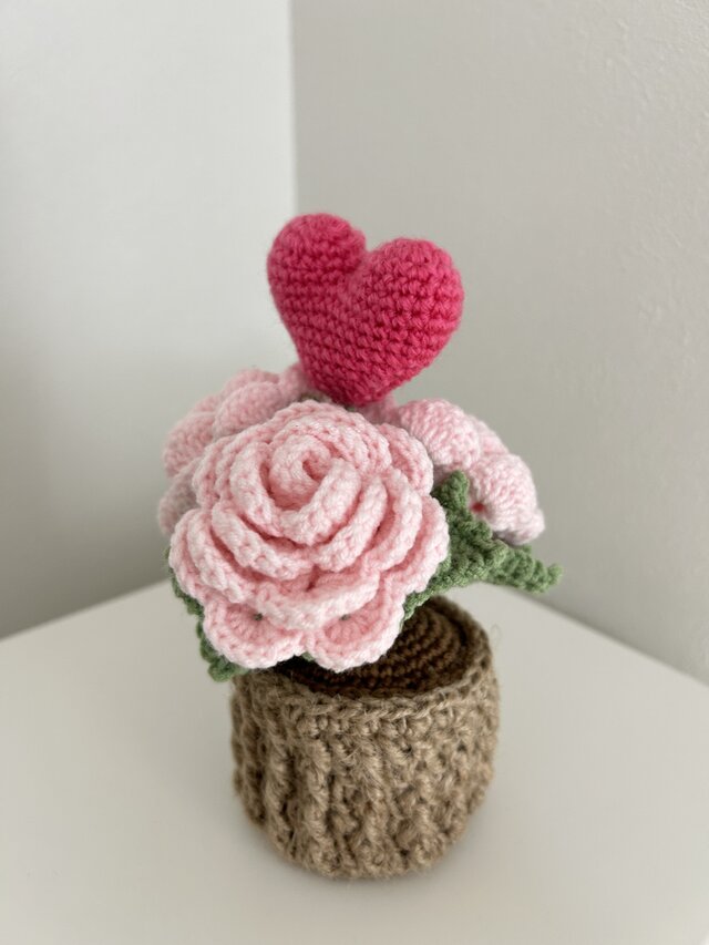 ピンクの花と鳥のハート型小物入れ ピンクの花と鳥のハート型小物入れ ピンクの花と鳥の