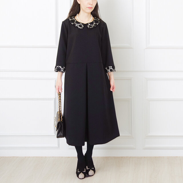 [予約販売] ブラックジョーゼットケミカルレースフラットカラーフロントタックワンピース（イージーケア・裏地なし）