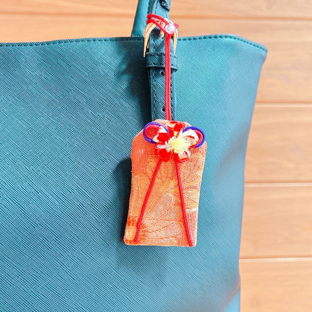 金紅菊｜金襴のお守り袋（手縫い・つまみ細工／元巫女が仕立てる