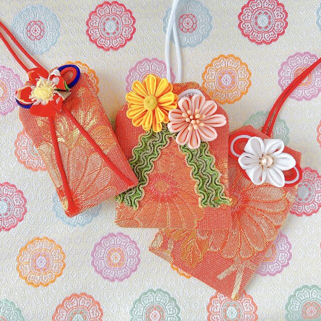 金紅菊｜金襴のお守り袋（手縫い・つまみ細工／元巫女が仕立てる
