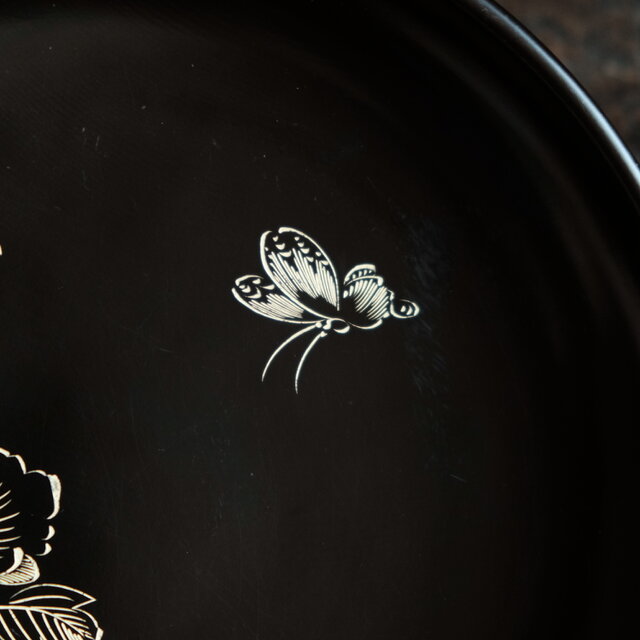 手描き大漆花台の骨董品です 見込みに蝶々◇線描きの花文様。伊万里 花蝶文染付七寸鉢 骨董