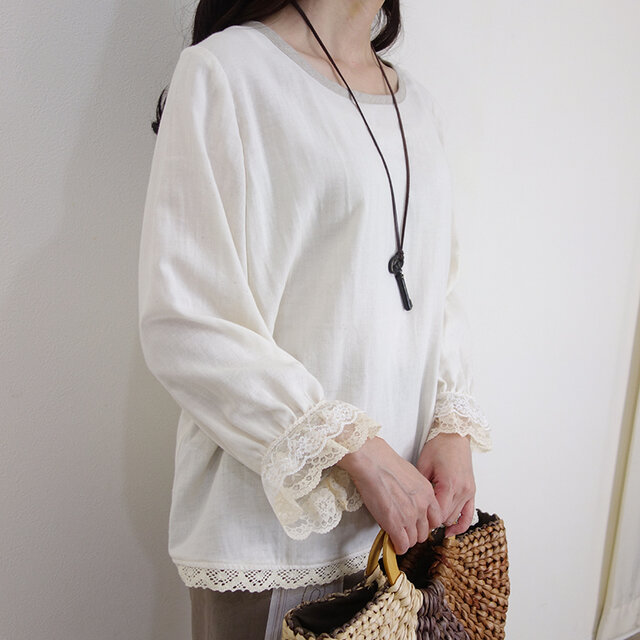 Wガーゼ〈シアバターカラー〉・レース袖ラウンドプルオーバー（リネンパイピング）