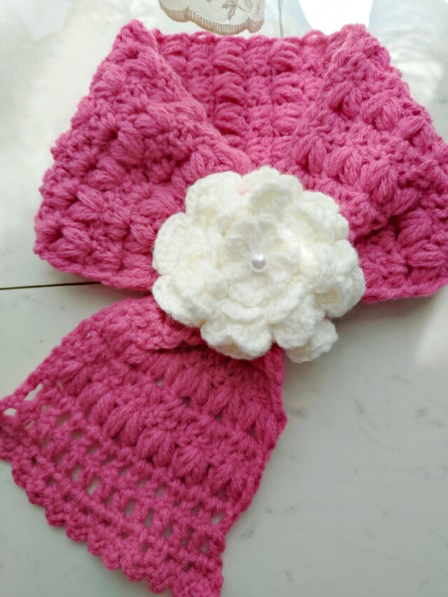 マフラー ショートマフラー ループマフラー コサージュ お花 ピンク 白 ホワイト パール 手編み 編み物 編み