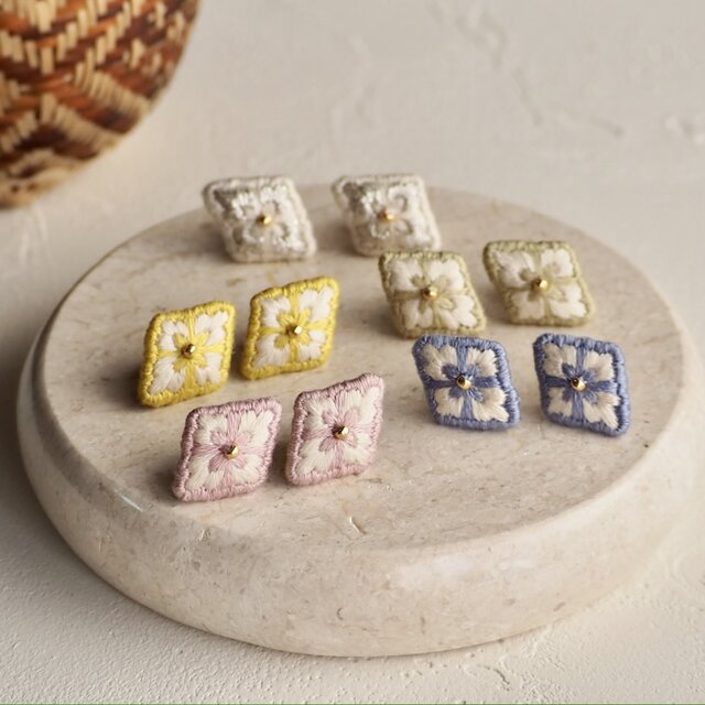 【パステルカラー】バリ島伝統柄 刺繍ピアス