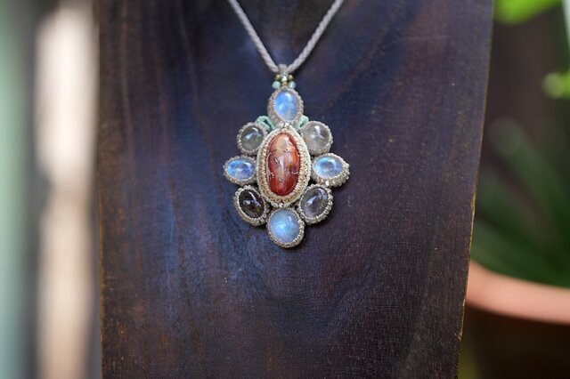 お花☆立体 カンテラオパール マクラメネックレス2114 | iichi 日々の