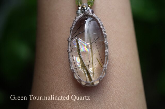 虹入りレア☆Greenトルマリンインクォーツ マクラメネックレス2116