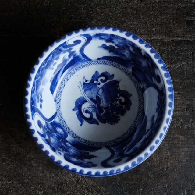 手描き大漆花台の骨董品です 見込みに蝶々◇線描きの花文様。伊万里 花蝶文染付七寸鉢 骨董