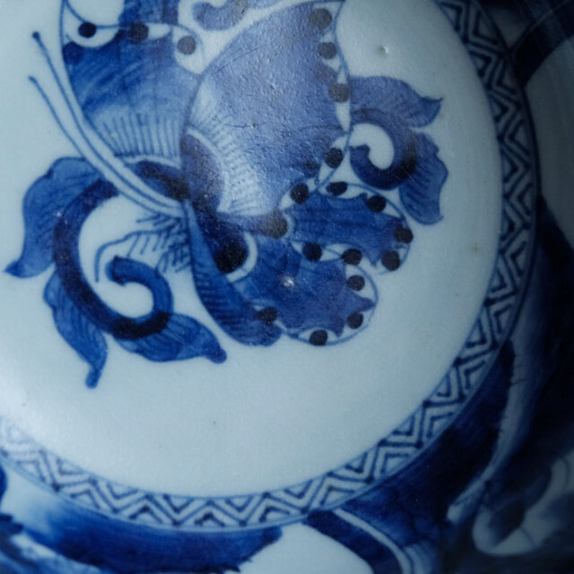 古染付大皿。蕉葉花鳥文。天保染付。江戸時代。美品。古美術。骨董品。舊家藏出。 ジャンク品】線描きで素敵◇花唐草と蝶々。伊万里 染付膾皿