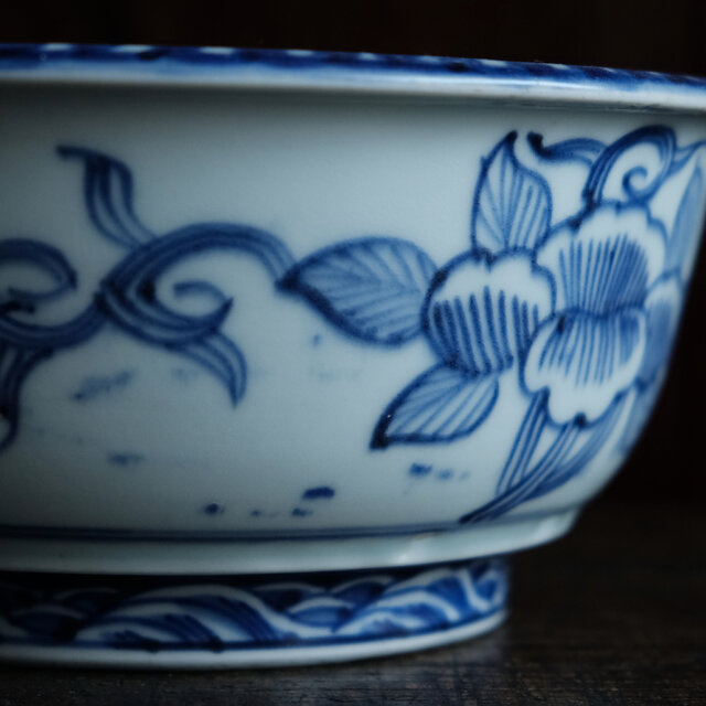 花と獅子◆大明成化年製。伊万里　花文染付火鉢　骨董・antiques 江戸末期 花と獅子◇大明成化年製。伊万里 花文染付火鉢 骨董・