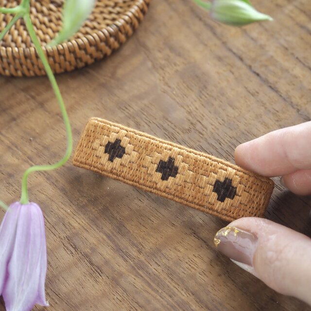 アタモチーフ　刺繍バレッタ