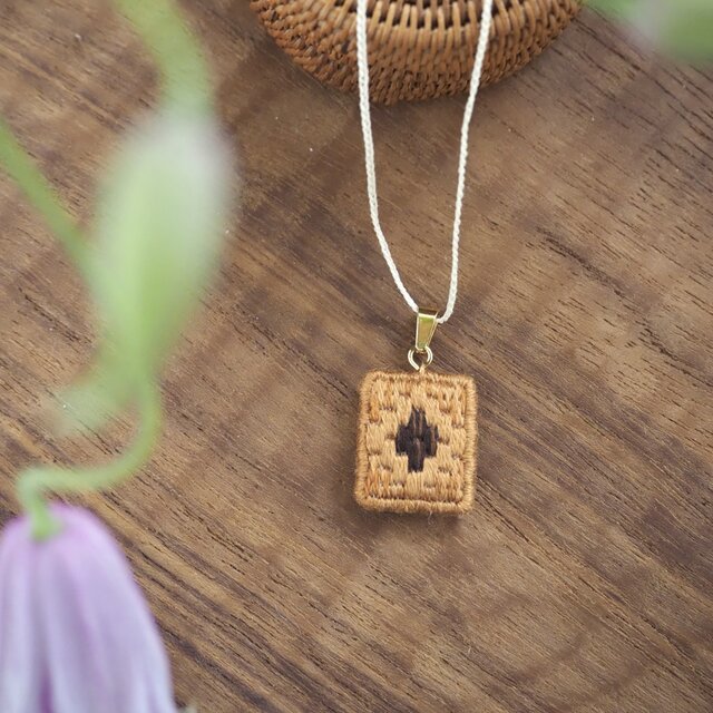 アタモチーフ　刺繍ネックレス