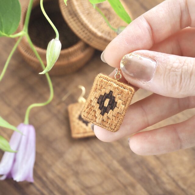 アタモチーフ　刺繍ピアス or イヤリング（L）