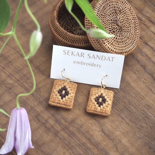 アタモチーフ 刺繍ピアス or イヤリング（L） | iichi 日々の暮らしを