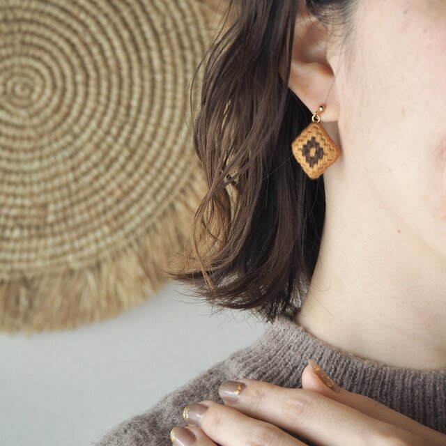 アタモチーフ　刺繍ピアス or イヤリング（M）